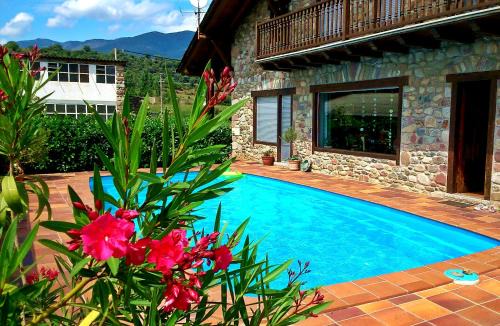 Castellciutat Bed & Breakfast | Oceanfront Chalet "Rec dels Noguers" with Pool & Family Fun