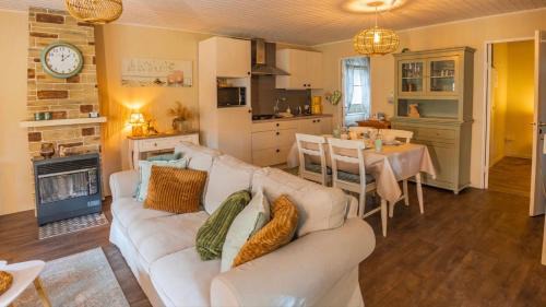 Zutendaal Ski Chalet | Pet-Friendly Chalet Relax with Ocean View & Pool Access