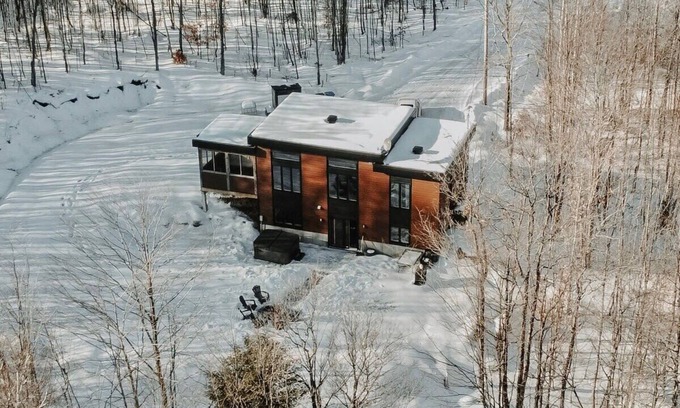 Chertsey Ski Chalet | Relax at Chalet Röcka: Hot Tub & Lake Access Awaits!