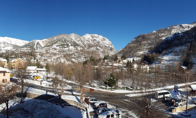 Saint-Etienne-de-Tinee Apartment | Cozy Chalet-Style Apartment Near Cable Car, Rated 10/10