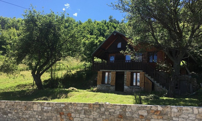 Jarrier Ski Chalet | Chalet Savoyard: Top-Rated Getaway with Family-Friendly Perks