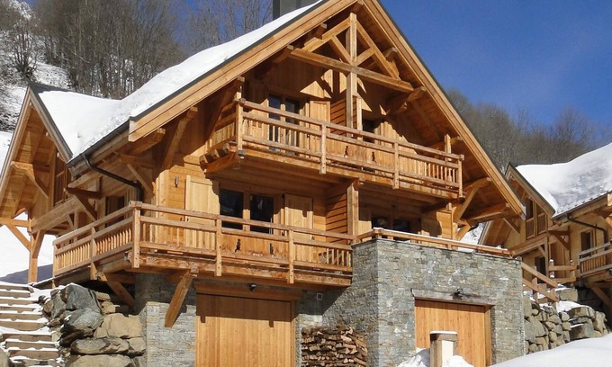 Vaujany Ski Chalet | Chalet Skidh: Perfect Getaway for Skiing & Mountain Biking