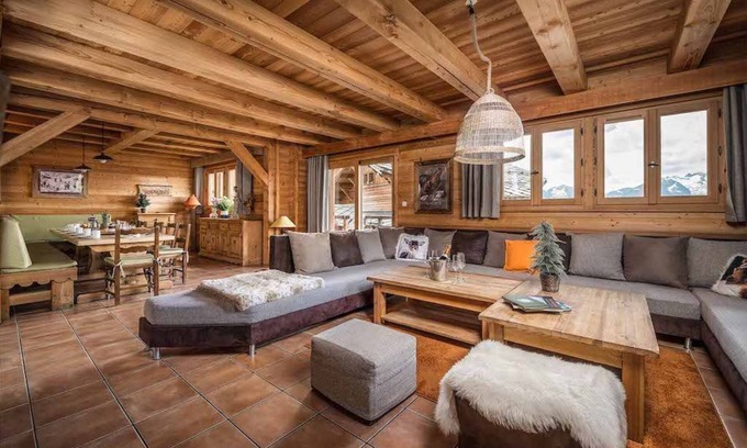 Cognet Ski Chalet | Relax at Chalet Skis aux Pieds! Private Sauna & Hot Tub