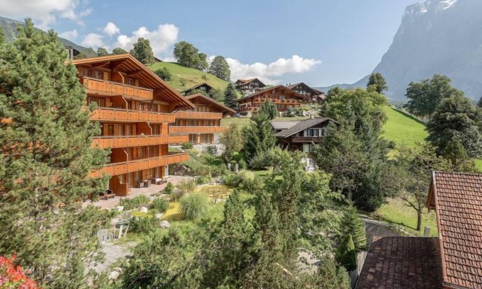 Grindelwald Apartment | Discover Chalet Smaragd: Scenic Lake Views & Spa Retreat