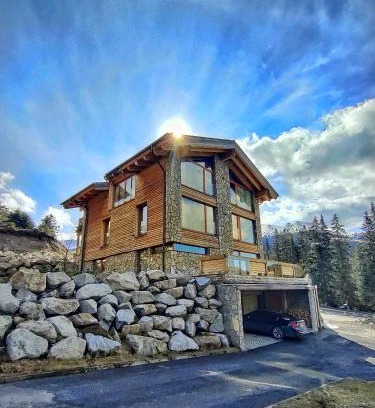 Jasna Ski Chalet | Premier Chalet SNOW: Spa & Hot Tub Retreat Rated 10/10