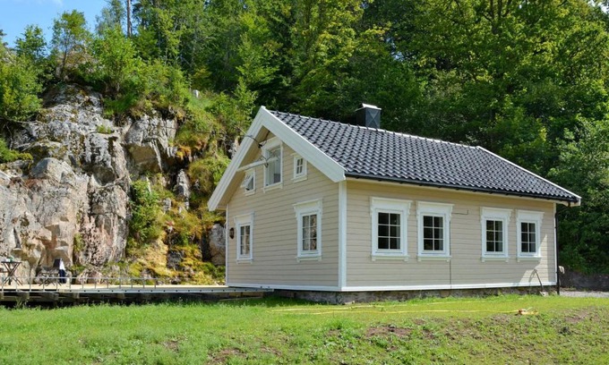 Lyngdal Ski Chalet | Cozy Chalet Solskinn: Family & Pet Friendly Retreat