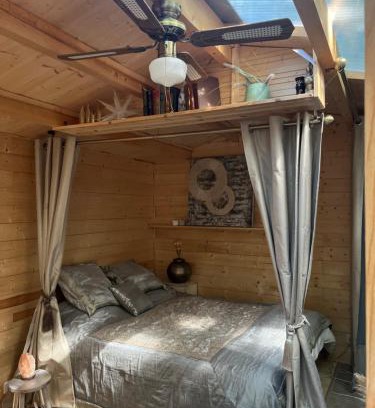 La Roque-d'Antheron Bed & Breakfast | Cozy Chalet Sous le Chant du Chêne with Pool Access