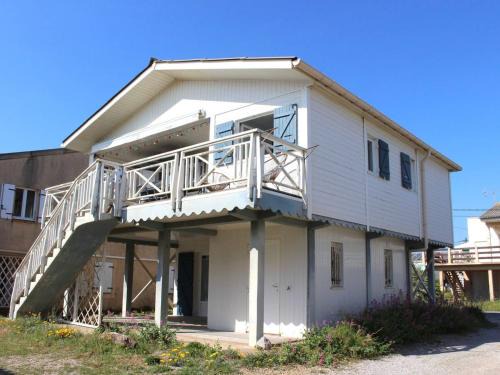 Gruissan Plage Ski Chalet | Cozy Chalet for 8 Just Steps from Gruissan Beach