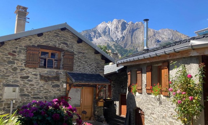 Saint-Michel-de-Maurienne Ski Chalet | Chalet St Michel de Maurienne: Guest Rated 9.9/10 & Family-Friendly