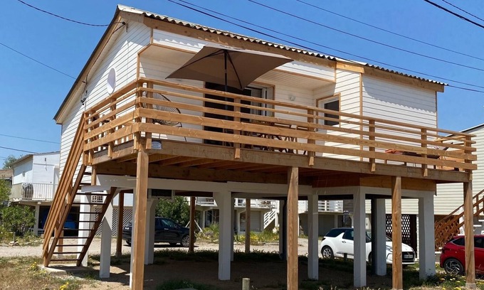 Gruissan Plage Ski Chalet | Chalet sur Pilotis: Pet Friendly with Oceanfront Views