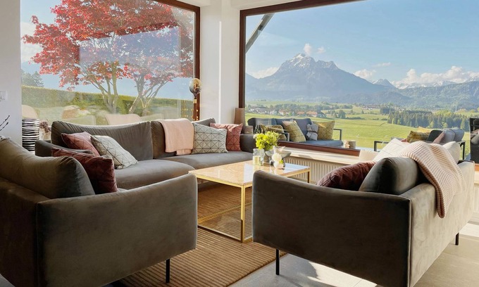 Enzensberg Apartment | Chalet Susi: Breathtaking Views of Neuschwanstein Castle