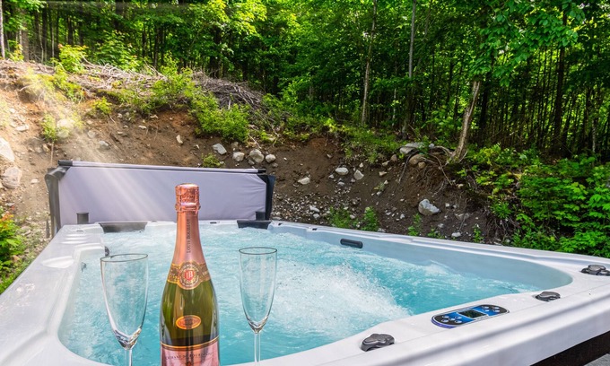 Saint-Raymond Ski Chalet | Chalet, swim spa, billiards and fireplaces at Lac Sept-Îles