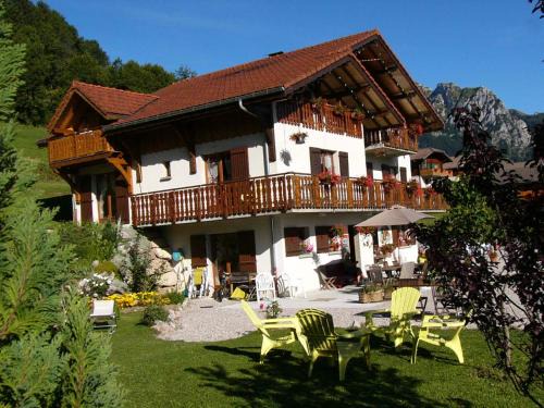 Bernex Bed & Breakfast | Oceanfront Chalet Gîte Le Titlis with Pool & Breakfast
