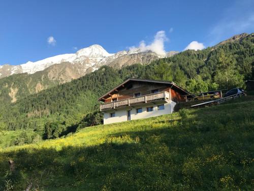Les Houches Ski Chalet | Elegant Chalet Toudbiol: 4-Star Retreat with Hot Tub & Dining
