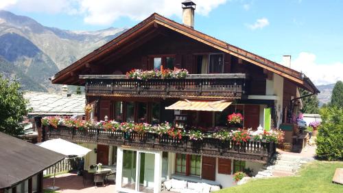 Graechen Apartment | Chalet Valerie: Pet-Friendly Retreat with 9/10 Guest Score