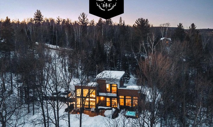 Sainte-Beatrix Villa | Relax at Chalet Villa Bianca Spa: Pet Friendly & Poolside Retreat