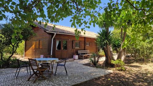 Silves Ski Chalet | Pet-Friendly Chalet Villa Mosquito with Oceanfront Views