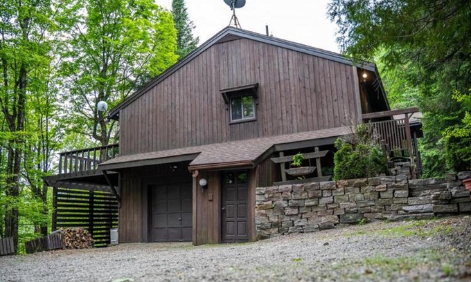Saint-Faustin-Lac-Carre Ski Chalet | Chalet Vintage: Family and Pet Friendly Getaway in Quebec