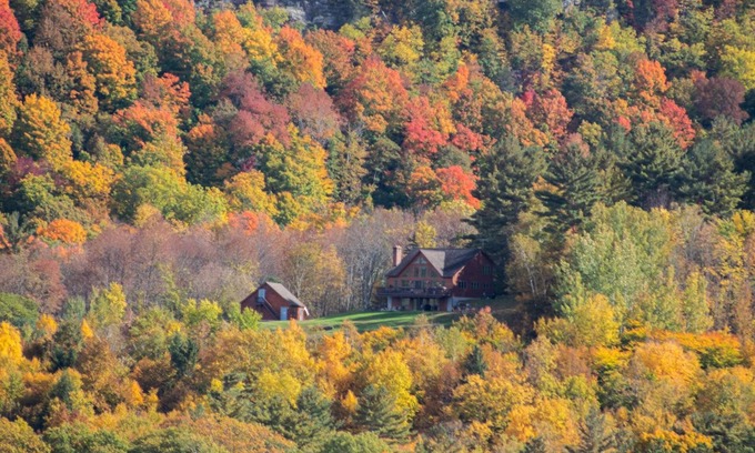 Wells House | Scenic Chalet with Lake Views & Spa Near Golf Course