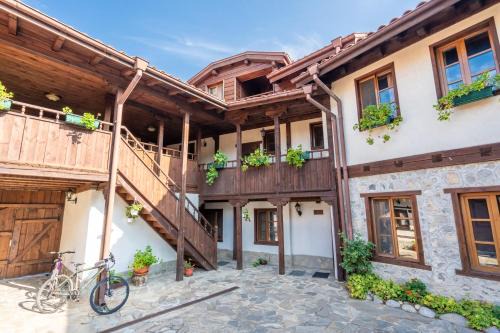 Old Town House | Discover Family-Friendly Comfort at Chalet White Fang