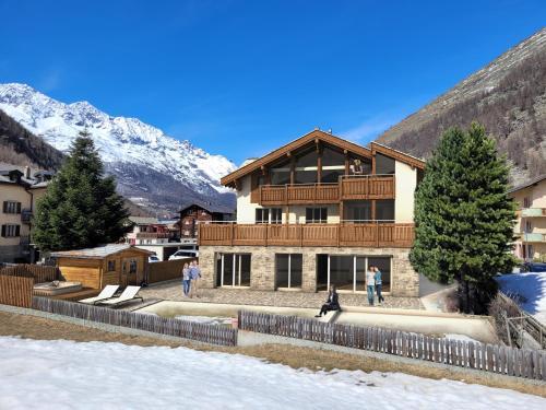 Saas Almagell Apartment | Pet-Friendly Chalet Wiesengrund with Breakfast & Kitchen