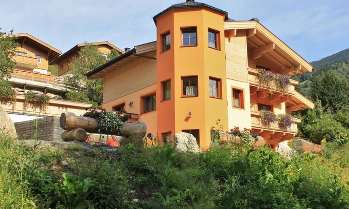 Vorderglemm Ski Chalet | Cozy Chalet with Sauna and Slope Access for Unforgettable Stays