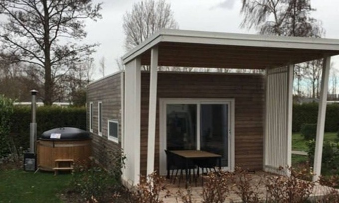 Dordtse Biesbosch Ski Chalet | Cozy Chalet with 2 Bedrooms, Terrace & Hot Tub Awaits