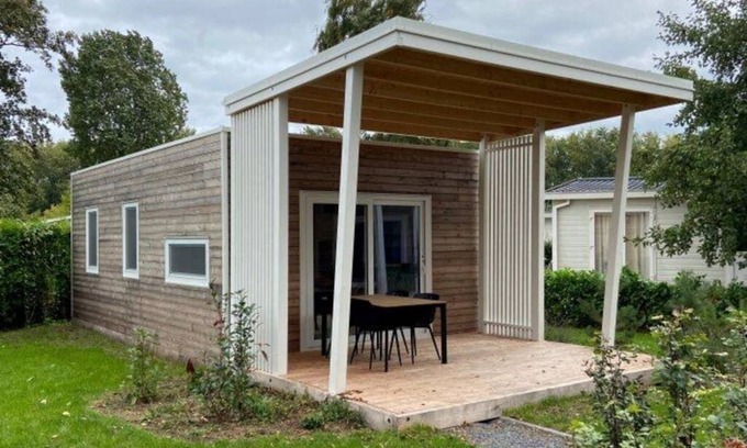 Dordtse Biesbosch Ski Chalet | Cozy 2-Bedroom Chalet with Terrace & Pet-Friendly Perks