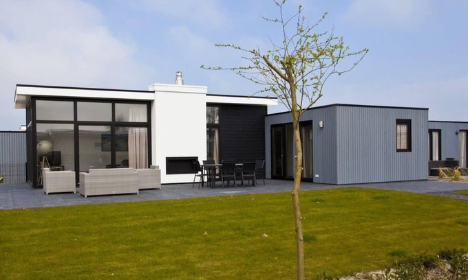Biddinghuizen House | Cozy Chalet with 3 Bedrooms and a Terrace for Families