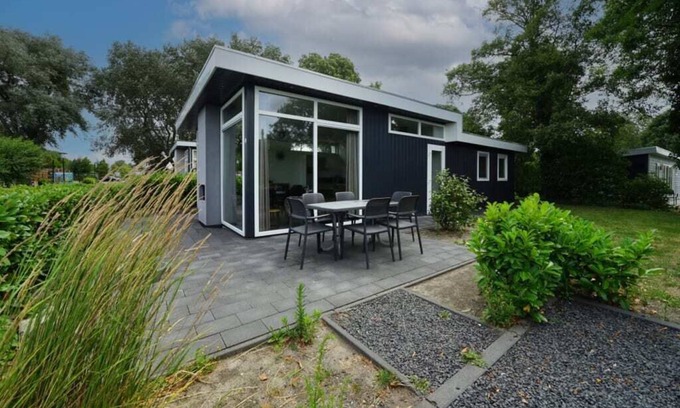 Dordtse Biesbosch Ski Chalet | Cozy Chalet with 3 Bedrooms and Family-Friendly Terrace