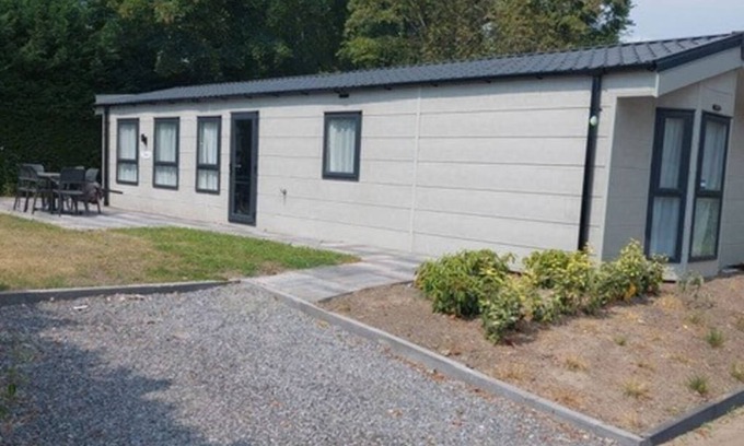 Dordtse Biesbosch Ski Chalet | Cozy 3-Bedroom Chalet with Pet-Friendly Terrace Getaway