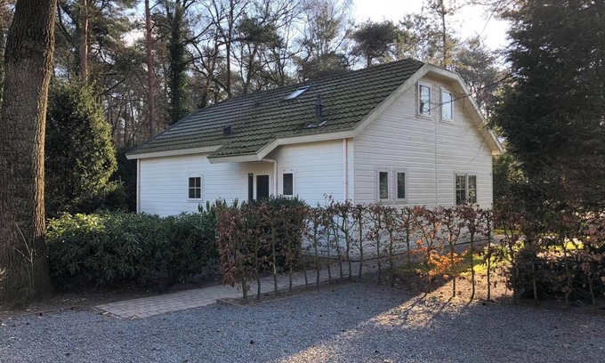 Lochem House | Family-Friendly Chalet with 3-4 Bedrooms & Kitchen Access