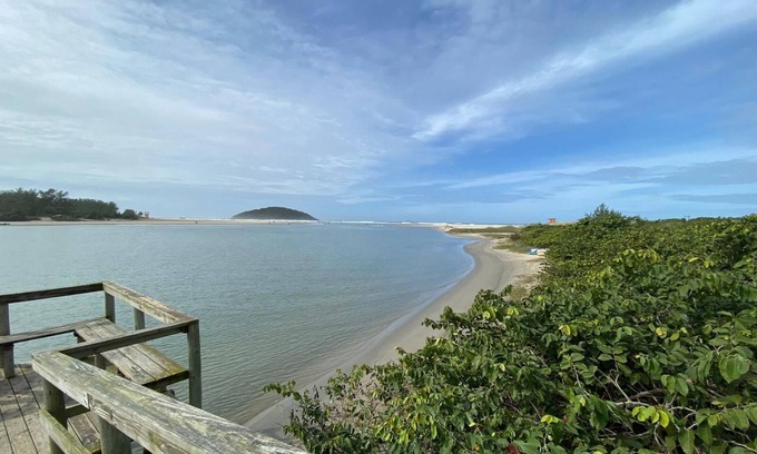 Arroio do Rosa Cottage | Peaceful Chalet with Balcony, Just 5 Minutes to the Beach