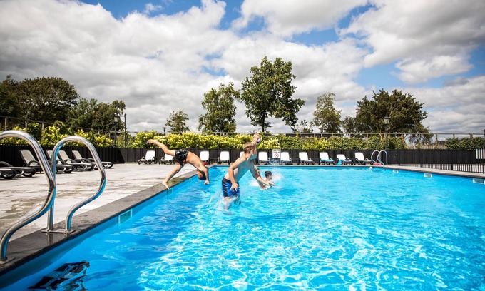 Berkhout Ski Chalet | Cozy Chalet with Kitchen and Pool Near Hoorn, Rated 9.4