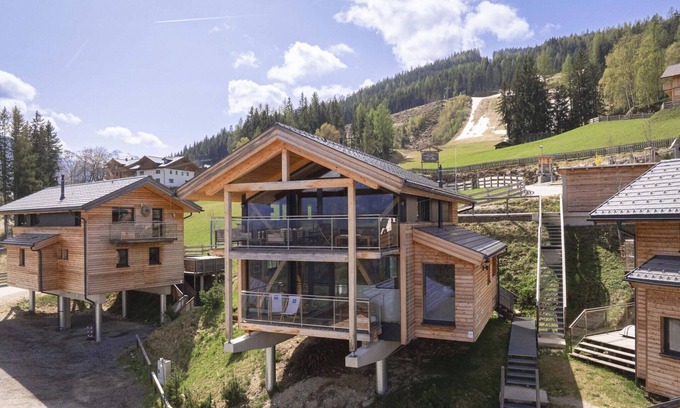 Pichl-Preunegg Ski Chalet | Inviting Chalet in Schladming with Spa & Parking Available