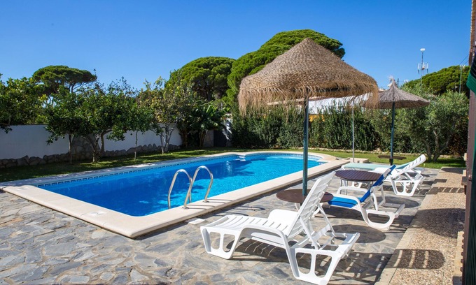 Barrio Nuevo House | Inviting Chalet with Pool and Spa in Conil