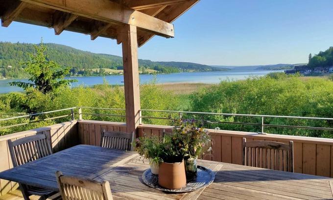 Oye-et-Pallet House | Tranquil Chalet by the Lake with Pool & Spa Amenities