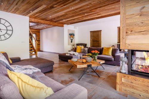 Saint-Gervais-les-Bains Ski Chalet | Elegant Chalet Woodman with Oceanfront Pool & Hot Tub