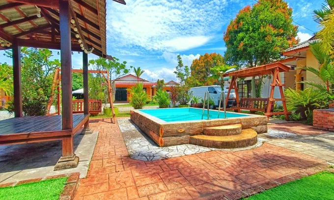 Marang Hotel | Explore Chalet Yunie Marang: Ocean View & Pool Awaits