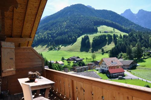 Chateau-d'Oex Apartment | Chalet Zeppelin: Family-Friendly 4-Star Retreat with Great Reviews