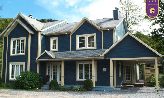 Stoneham Ski Chalet | Pet-Friendly Chalets Alpins with Hot Tub Awaits You!