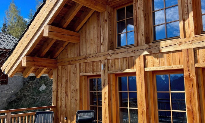 Villard-Reculas Ski Chalet | Cozy Chalet with Lake View in Villard-reculas