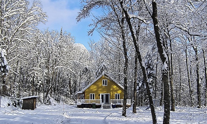 Saint-Raymond Cabin | Chaleureux Chalet en forêt à quelques minutes des sentiers de randonnée.