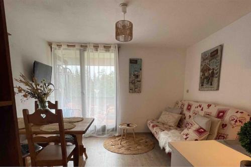 Premanon Apartment | Cozy Mountain Studio with Balcony - Child Friendly Retreat