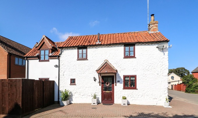 Methwold Cottage | Chalk Cottage: Pet-Friendly Getaway in Feltwell Awaits