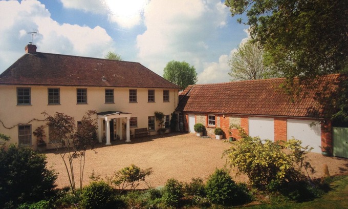 Andover House | Inviting Chalkcroft Lodge: Pool, Breakfast & Family-Friendly Stay