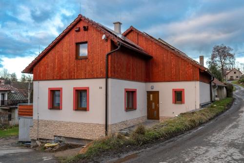Hluboka House | Chaloupka Borůvka: 4-Star Escape with Hot Tub & Pet Friendly