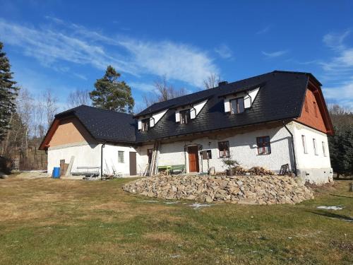 Drslavice Apartment | Family-Friendly Retreat at Chalupa Čtyřlístek with Hot Tub