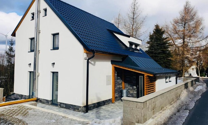 Loucna Pod Klinovcem Ski Chalet | Chalupa Haj 109: Family-Friendly Retreat with Dining Options