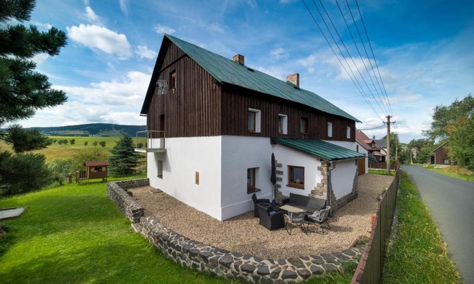 Loucna Pod Klinovcem Cabin | Pet-Friendly Retreat with Pool & Hot Tub - Chalupa Na Skalce